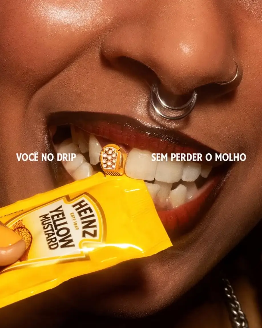 “Heinz Grillz”: una joya dental con la forma de la etiqueta de sus productos y combinada con los colores para reflejar sus salsas