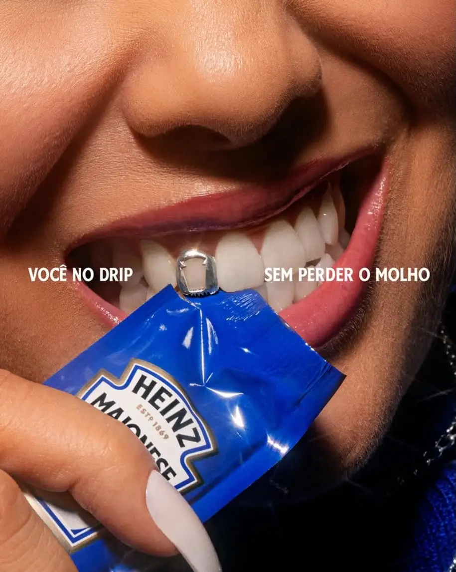 “Heinz Grillz”: una joya dental con la forma de la etiqueta de sus productos y combinada con los colores para reflejar sus salsas